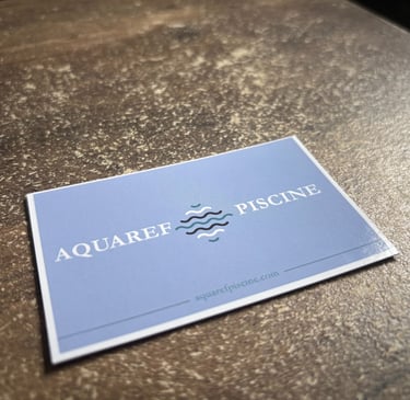 Recto d'une carte de visite créée par OpéPro pour Aquaref Piscine avec logo et site internet