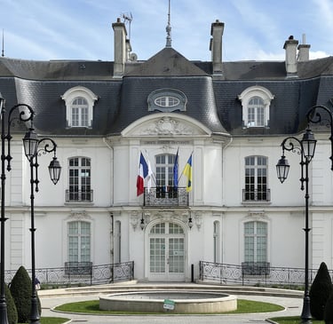 Hôtel de ville bâtiment en pierre ancien château Athis-Mons, France