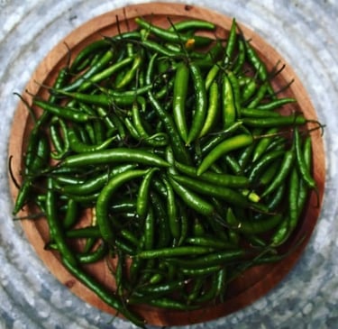 chiles verdes en plato de madera