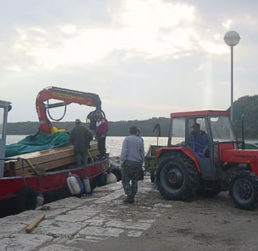Desembarque do material de construção em Susak, Croácia