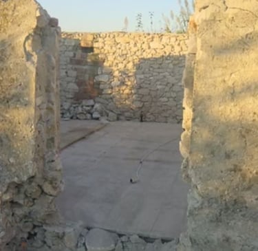 Ruina em Susak, Croácia limpa antes de começar a reforma