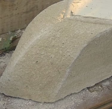 Detalhe apoio novo de pedra da calha de água pluvial, Susak, Croácia