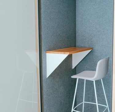 Cabina individual en WanderHub coworking Menorca
