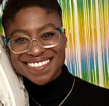 Headshot picture of Noa Minter in a black turtleneck sweater