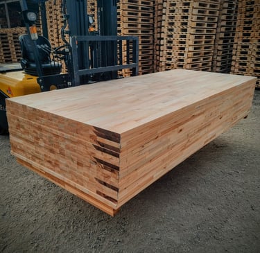 Gran pila de paneles de madera ensamblados.