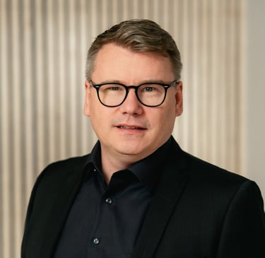 Terävä ja edustava henkilökuva yrityksen toimistossa