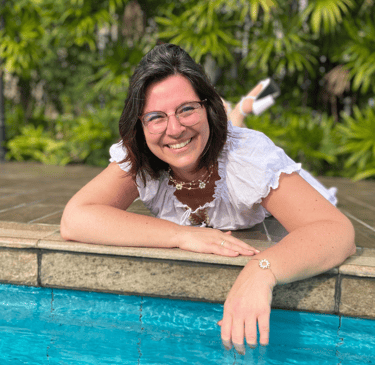 Magic'Astrielle souriante au bord de la piscine