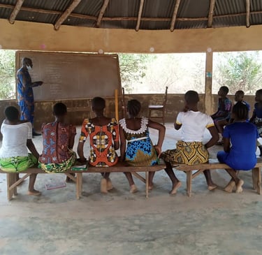 Élèves qui apprennent l'alphabétisation en langue locale et en français