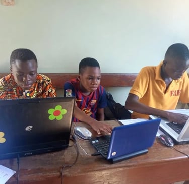 Jeune garçon qui fai une formation pour apprendre à utiliser les outils du numérique