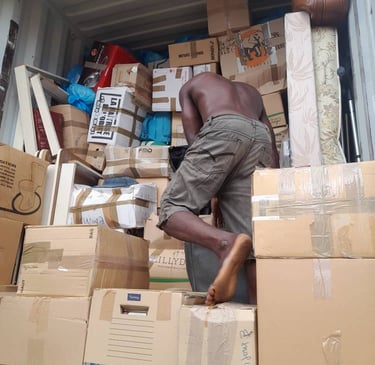 Homme qui débarrasse un conteneur