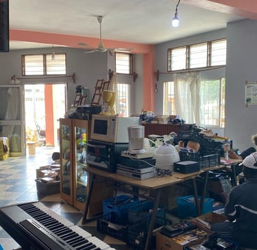 Boutique d'Emmaüs Pahou où sont vendus les objets du bric-à-brac