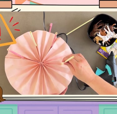 Frau klebt Strohhalme am Karussell-Dach fest