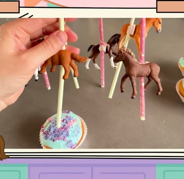 Frau steckt die Strohhalme in die Muffins