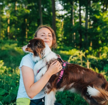 Hundetrainerin Antonia der Hundeschule Takoda in Göttingen mit Hund im Arm 