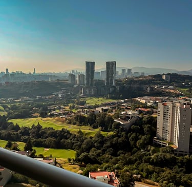 Vista al campo de golf Bosque Real desde un departamento en Bosque Real Towers