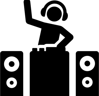 Dj brasileira com fone de ouvido em Paris, França