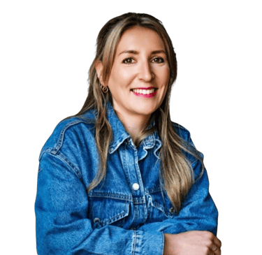 architecte d'intérieur Biarritz : Femme blonde souriante avec chemise en jean Balzac