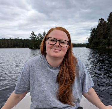 Portrait of Elin, a romance author and book coach, smiling at the camera
