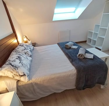 Chambre parentale lumineuse avec dressing et rangements au Gîte Bricabroc, idéal pour longs séjours 