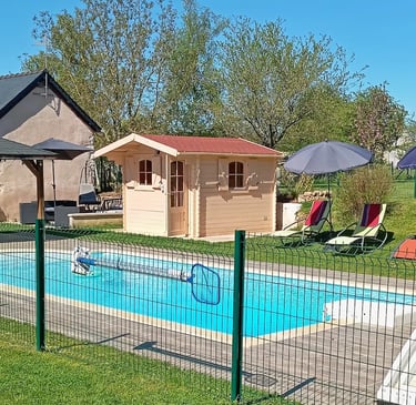 Piscine et espace détente extérieur pour vos soirées en famille au Gîte Bricabroc, près du Lude.