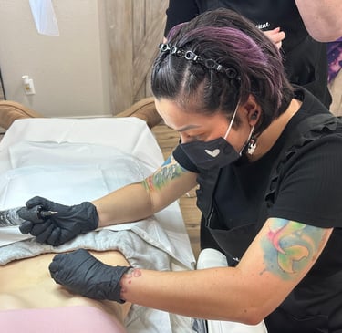 Performing a stretch mark blending tattoo procedure