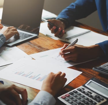 تدقيق داخلي لتحسين الرقابة المالية وضمان الالتزام في الشركات الكويتية.