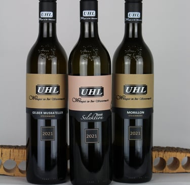 Drei Weinflaschen vom Weingut Uhl