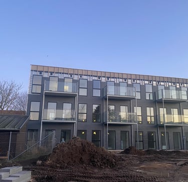 Effektiv planlægning, solidt håndværk og pålidelig projektstyring – fra idé til færdigt byggeri.