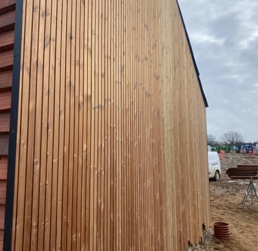 Traditionelt dansk håndværk kombineret med moderne byggeteknik og materialer.