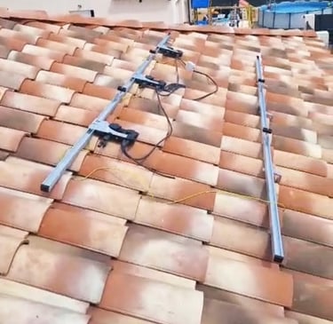 Détail de la pose des micro-onduleurs et du câblage lors d’une installation photovoltaïque à Lorgues (83)