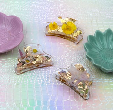 Barrette artisanale en résine avec fleurs séchées fabriquée en Isère par le Labo de Natou