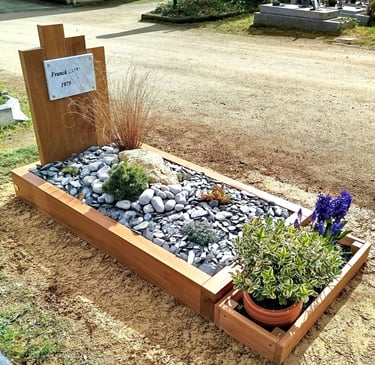 Sépulture paysagère avec encadrement en bois massif, et jardinière bois