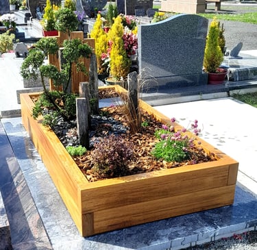 Jardinière funéraire haute en bois massif avec un bonsaï taillé en nuage, etdes monolithes d'ardoise