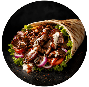Kebabs ar gaļu, salātiem, sīpoliem, tomātiem un mēŗci.