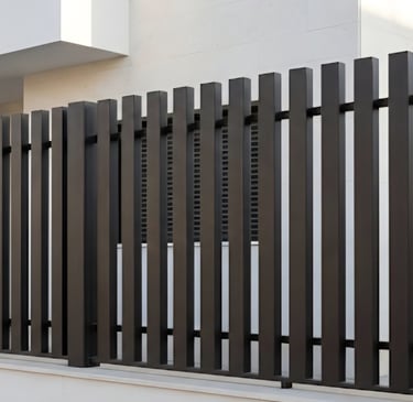 Valla metálica de perfiles verticales gruesos Modelo Cadencia instalada en vivienda unifamiliar