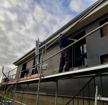 salarié en train de préparer les plaques d'ITE pour la pose des chevilles 