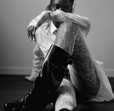 Portrait modèle, femme noir, pose stylé, sexy, tenue stylé , en studio à Brunoy 