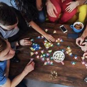 plusieurs personnes vu de haut, qui partage un moment convivial en jouant à des jeux de société