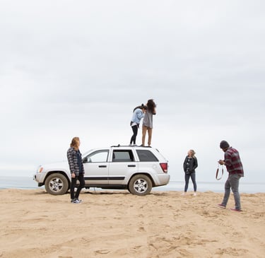 fotografando em carro na praia