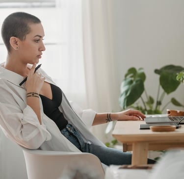 someone thinking Outils Informatiques  Réseaux Sociaux  Gestion de Clients  Maîtrise de l'IA  SEO Optimisé Marketing Stratégi