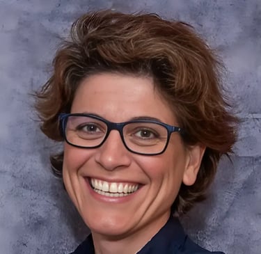 Testimonio de una cliente satisfecha, coach de vida y exjugadora profesional de baloncesto, sonriendo para la cámara.