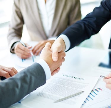 Poslovni ljudi se rukuju uz ugovor , trgovačko pravo i poslovni odnosi