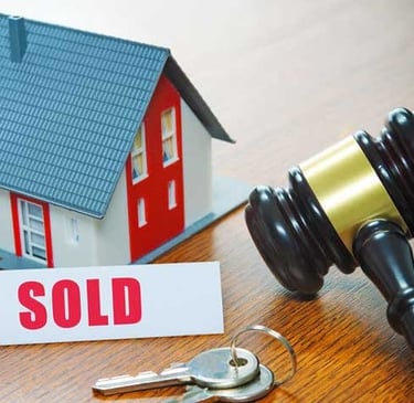 Model kuće, ključevi i sučev čekić , stvarno pravo i vlasnička prava