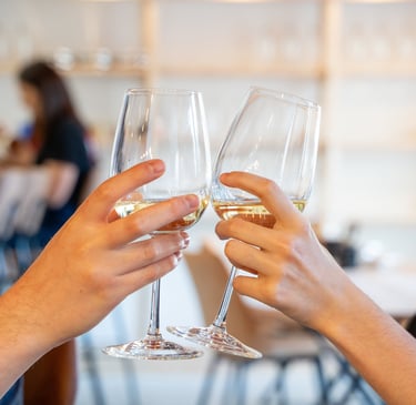 trinquer avec des verres de vins blanc
