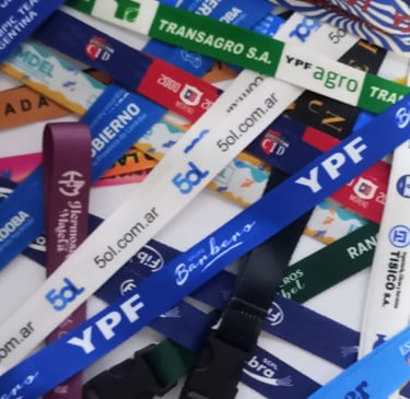 Lanyards corporativos personalizados con producción rápida y atención 24/7.