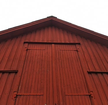 peinture suedoise sur grange de stockage agricole rouge