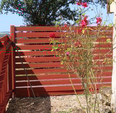 Portail en bois peint avec une peinture naturelle respirante et durable