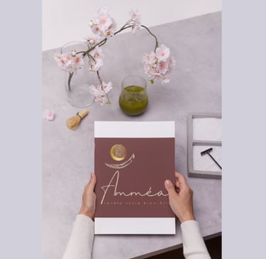 Logo réalisé par fovassist mis en valeur sur un format A4 tenu par une personne