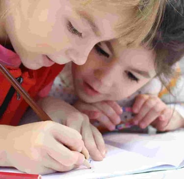 Image d'enfants en CP ou primaire qui pourraient bénéficier d'un suivi de graphopédagogie.