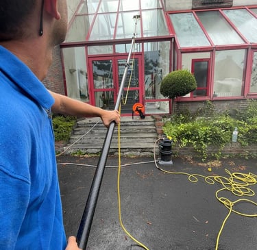 maxime-bac-laveur-de-vitres-a-valenciennes-entreprise-l-as-des-carreaux